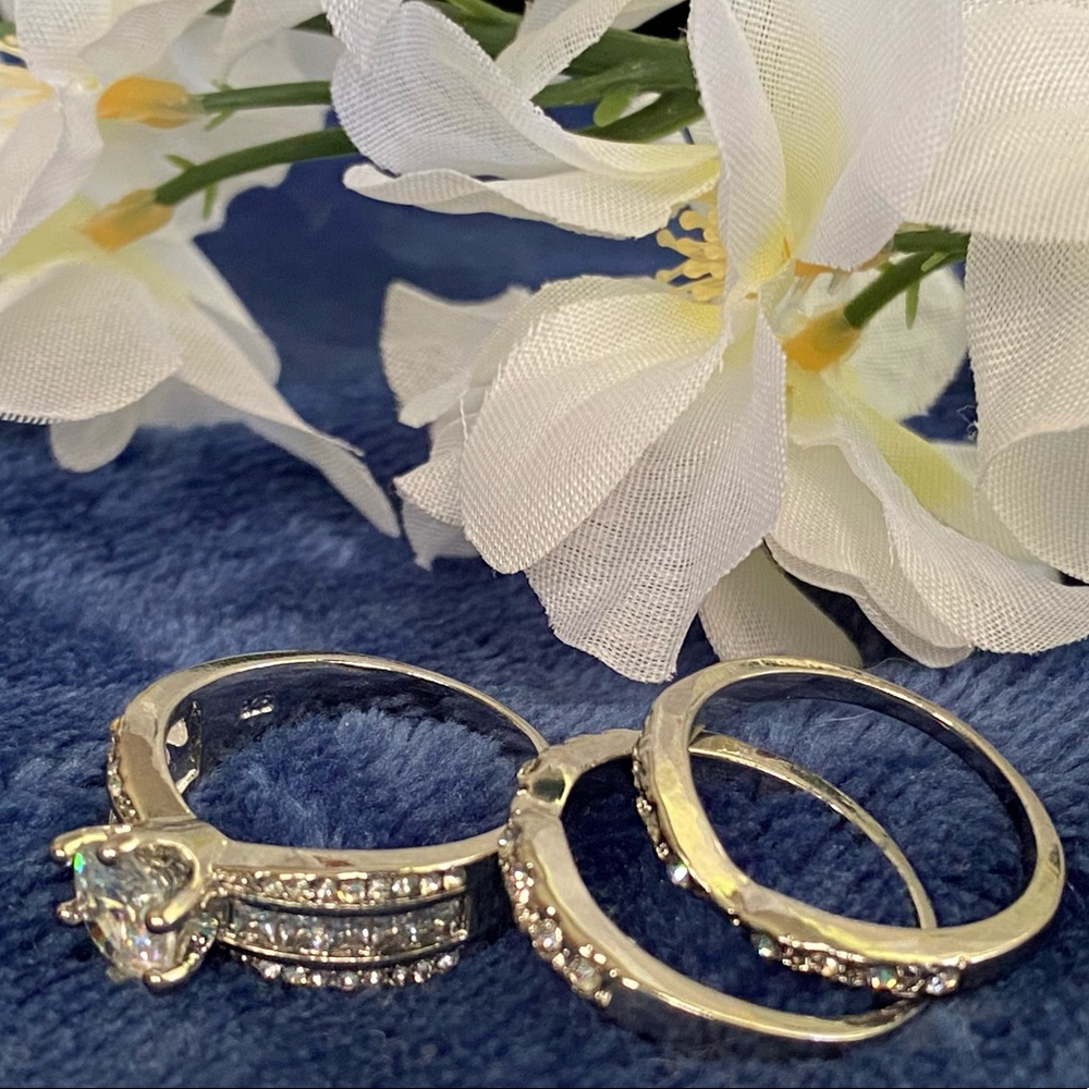 Gorgeous 925 White Gold Ring with Cubic Zirconia.